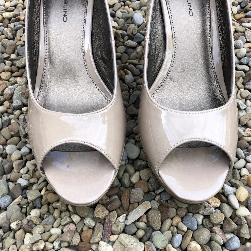 BANDOLINO Beige Shiny Nude Taupe Heels 8.5 M Neutral Pumps Peep Toe Shoes